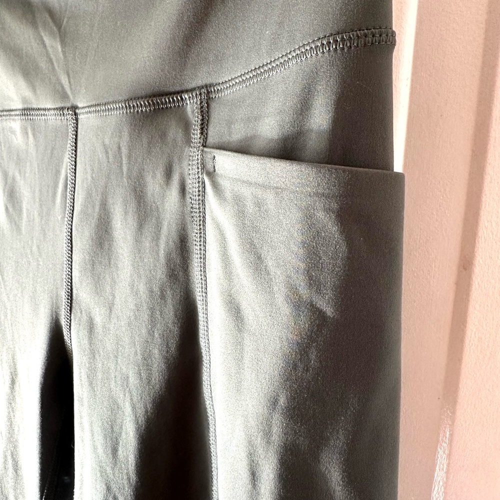NWOT- Women GapFit high-rise flared yoga leggings, Sz. small. - Picture 2 of 7